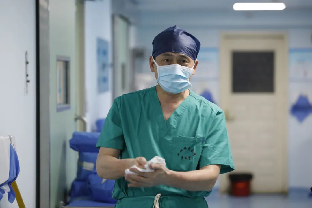 上海第二军医大学附属东方肝胆外科医院周伟平医生的使命是为了患者迎