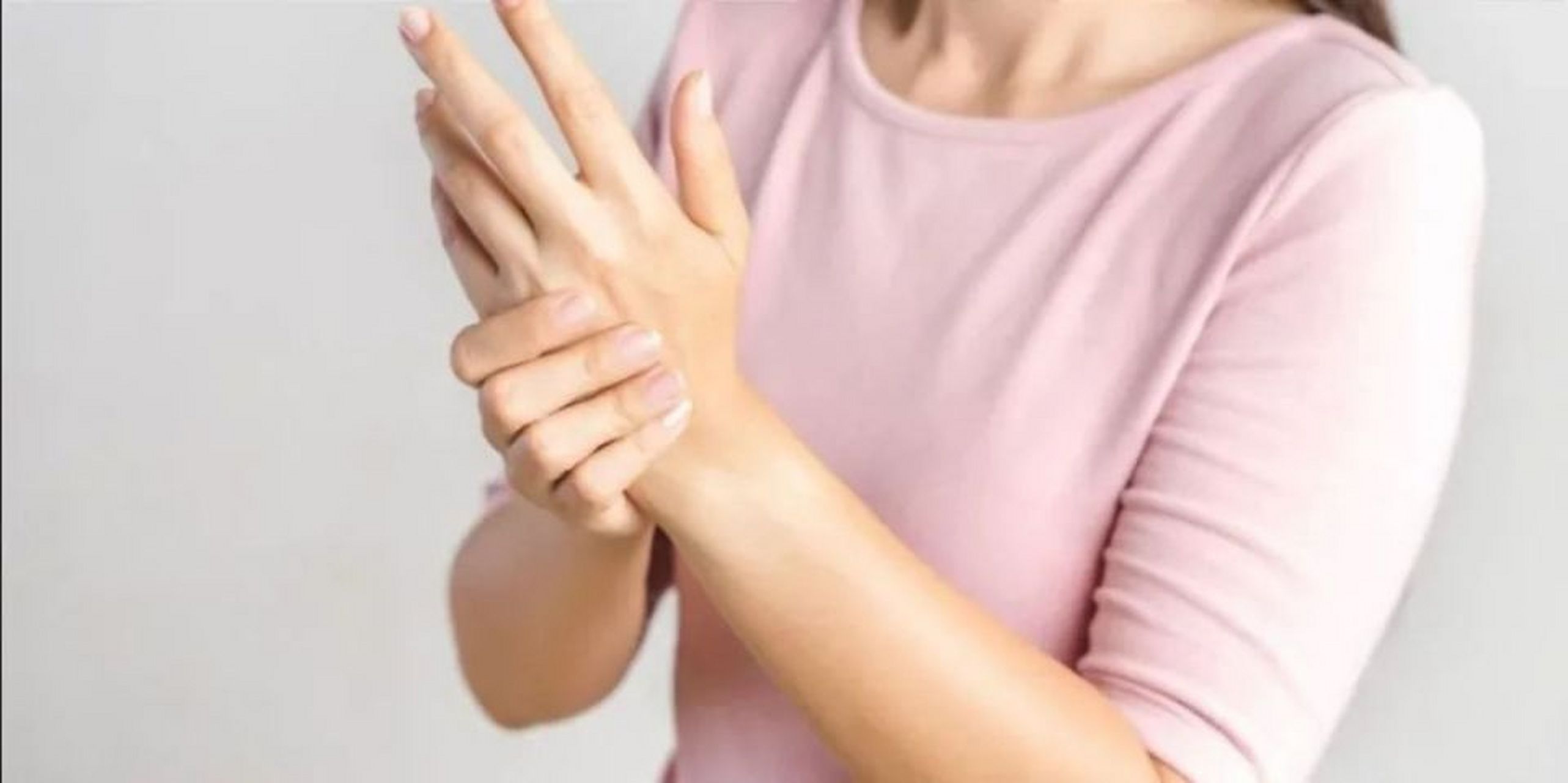 手抖有时可以很细微,几乎察觉不到,而有时可能非常明显,影响到日常