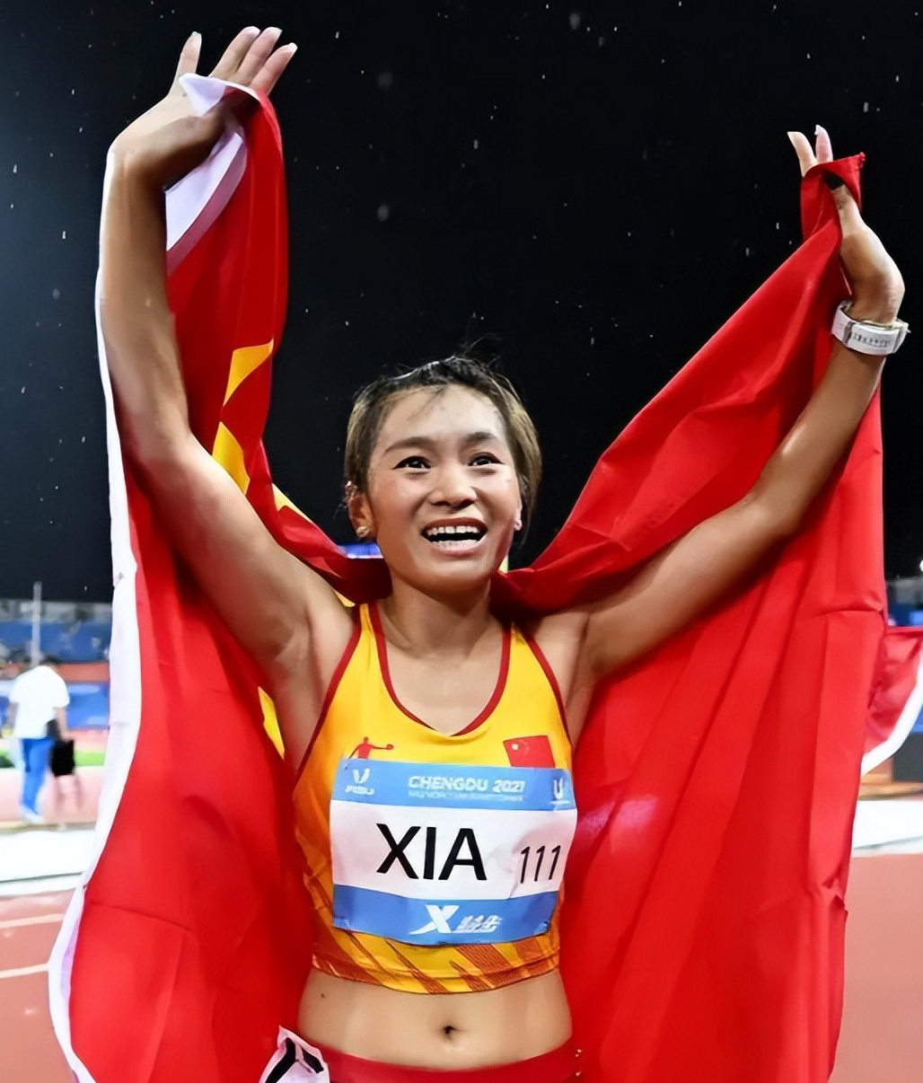 清华大学夏雨雨勇夺万米冠军,出身贫寒,领奖台上一举动惹哭众人