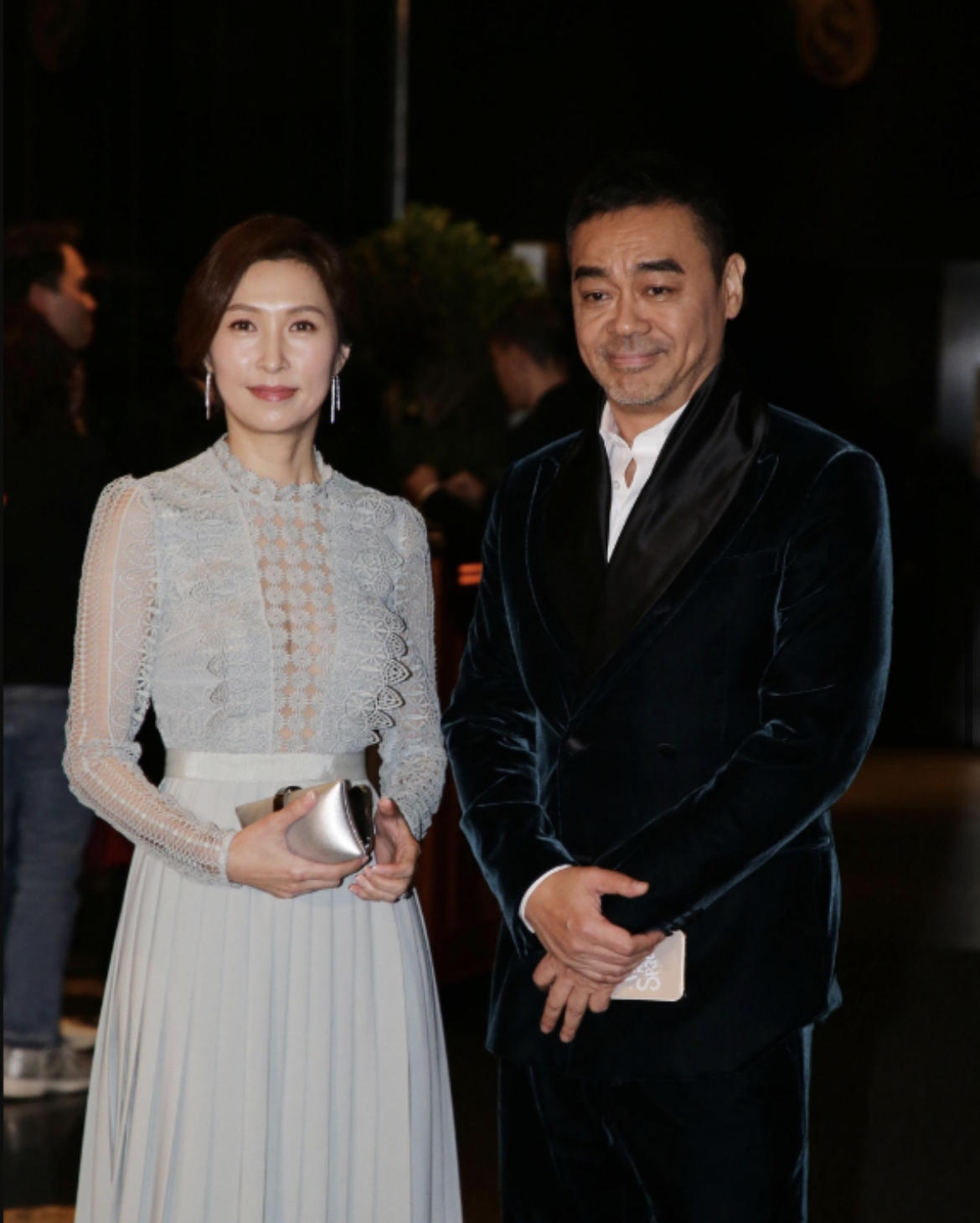 郭蔼明瘦成了"阿姨圈顶流",穿一条印花的衬衫连衣裙,洋气减龄