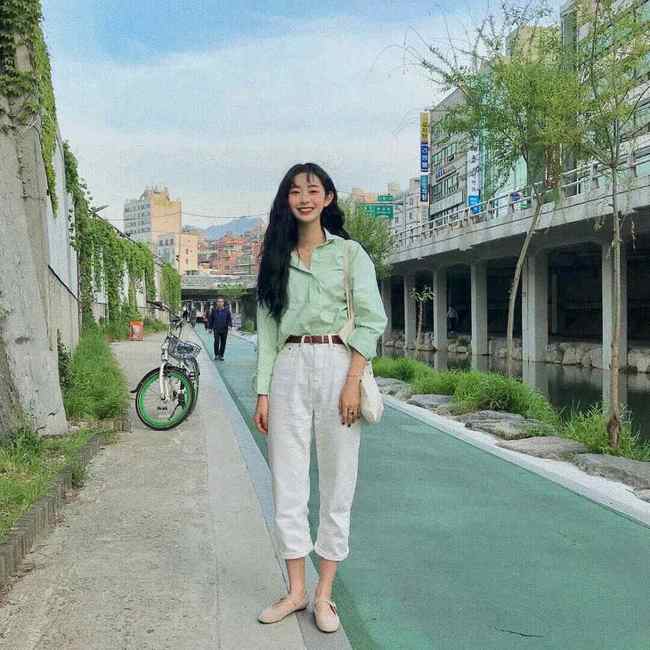 被韩国女生惊艳了!身高仅152,从不穿高跟鞋,依旧美成穿搭模版