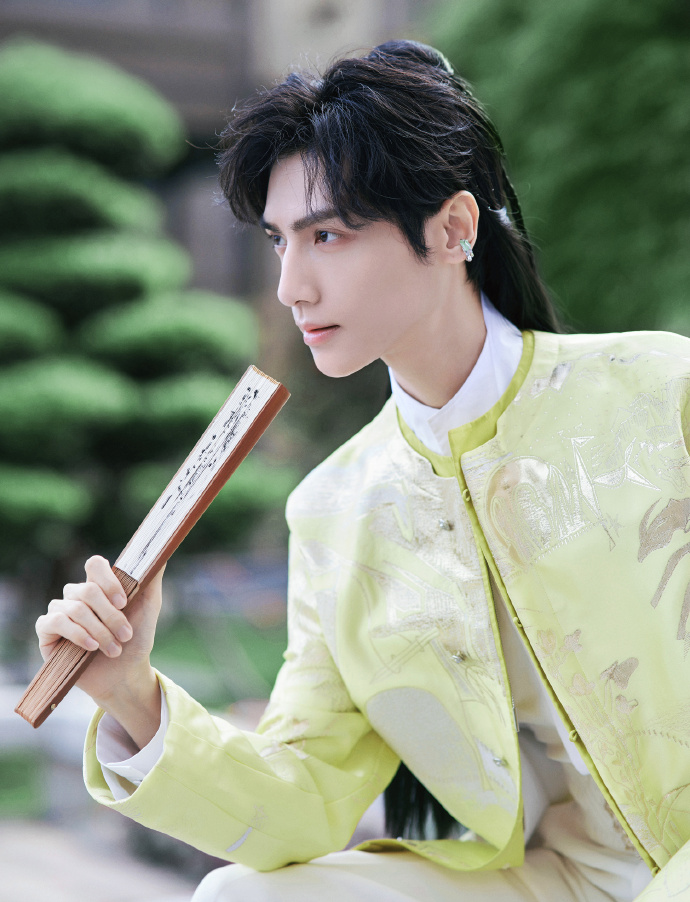 罗云熙执扇国风装太帅了,像是古代穿越来的美男子,只可惜太瘦了