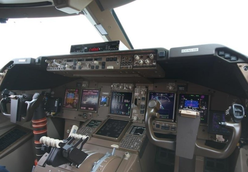 回顾机长袁斌98年月入过万不满分房携妻劫机潜逃终梦断台湾