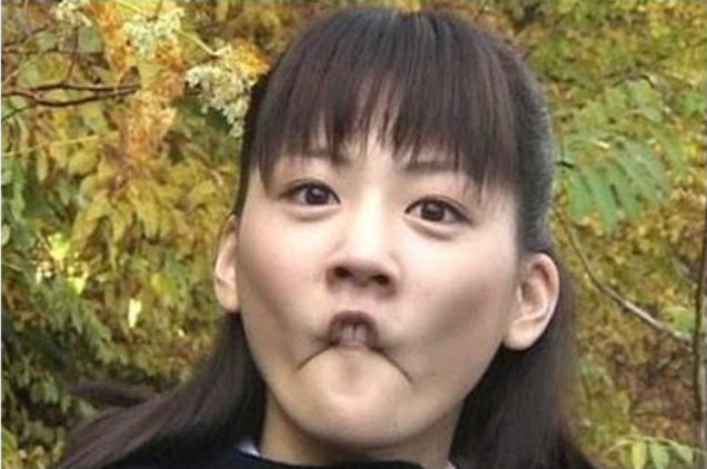 日本鬼脸比赛,谁先笑谁输,大爷仅做了一个表情就赢了比赛!