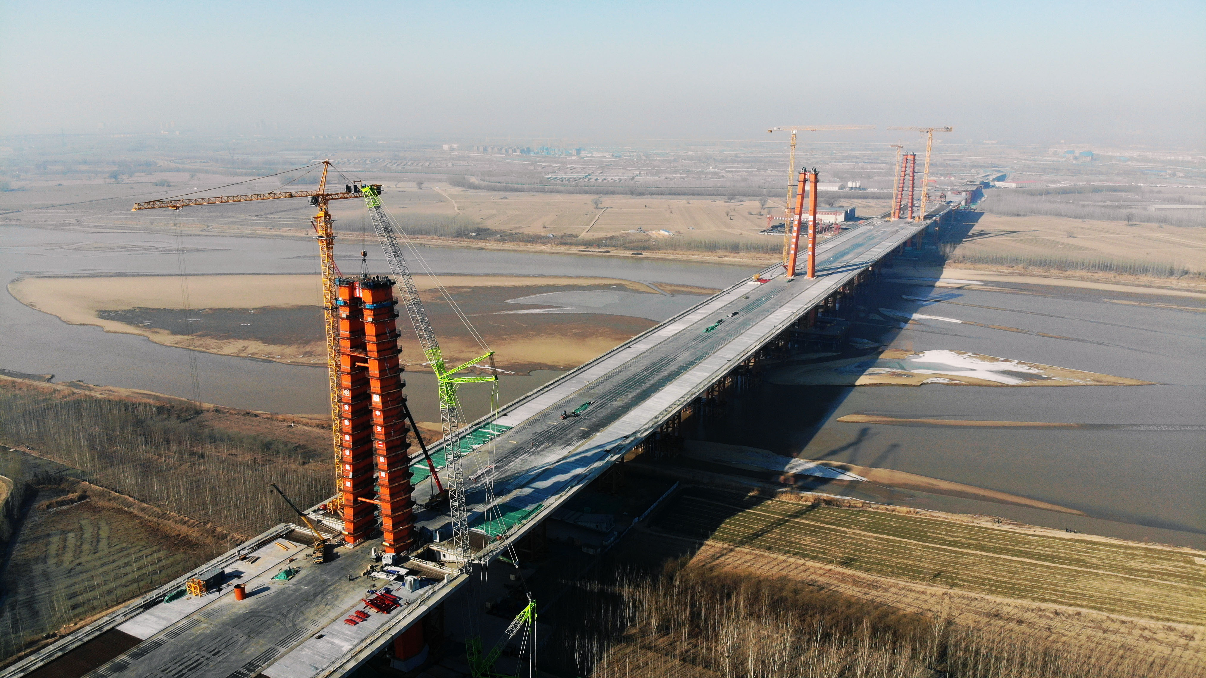 世界最大跨度三塔自锚式悬索桥三塔封顶(2)