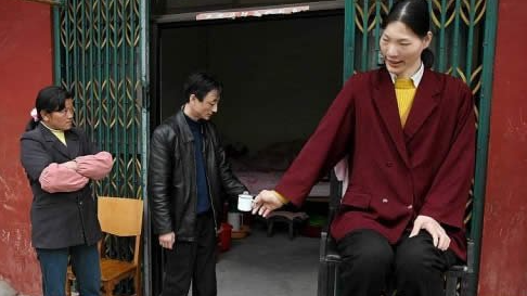 中国第一女巨人曾金莲:一岁能吃两斤米饭,18岁身高达到了2.48米