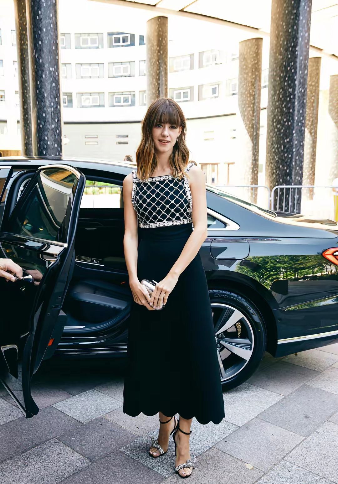 钟爱英伦格纹,青睐质感材质,英国女人的穿搭是刻在骨子里的精致