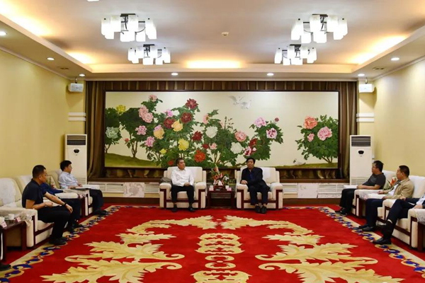 郭贞红与大唐河南发电武俊峰一行座谈