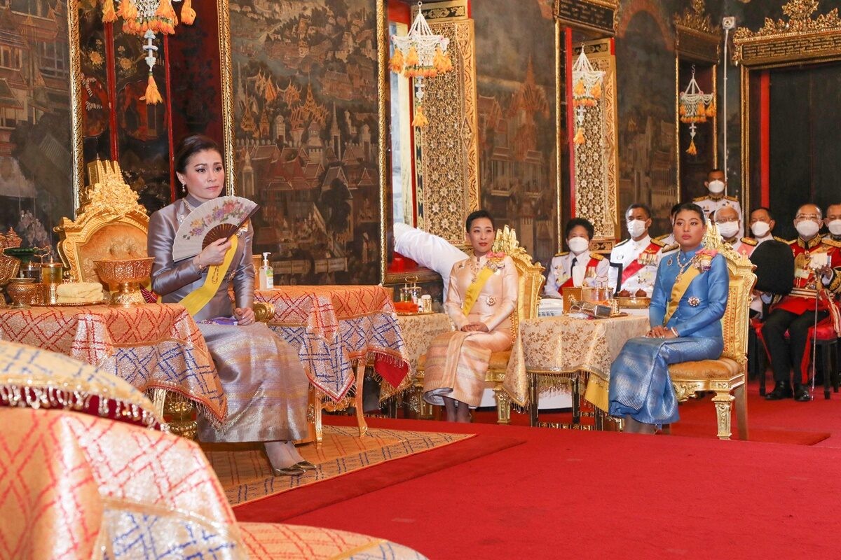 泰国王室的"三朵金花"齐亮相!苏提达穿银裙,大小公主风情万种