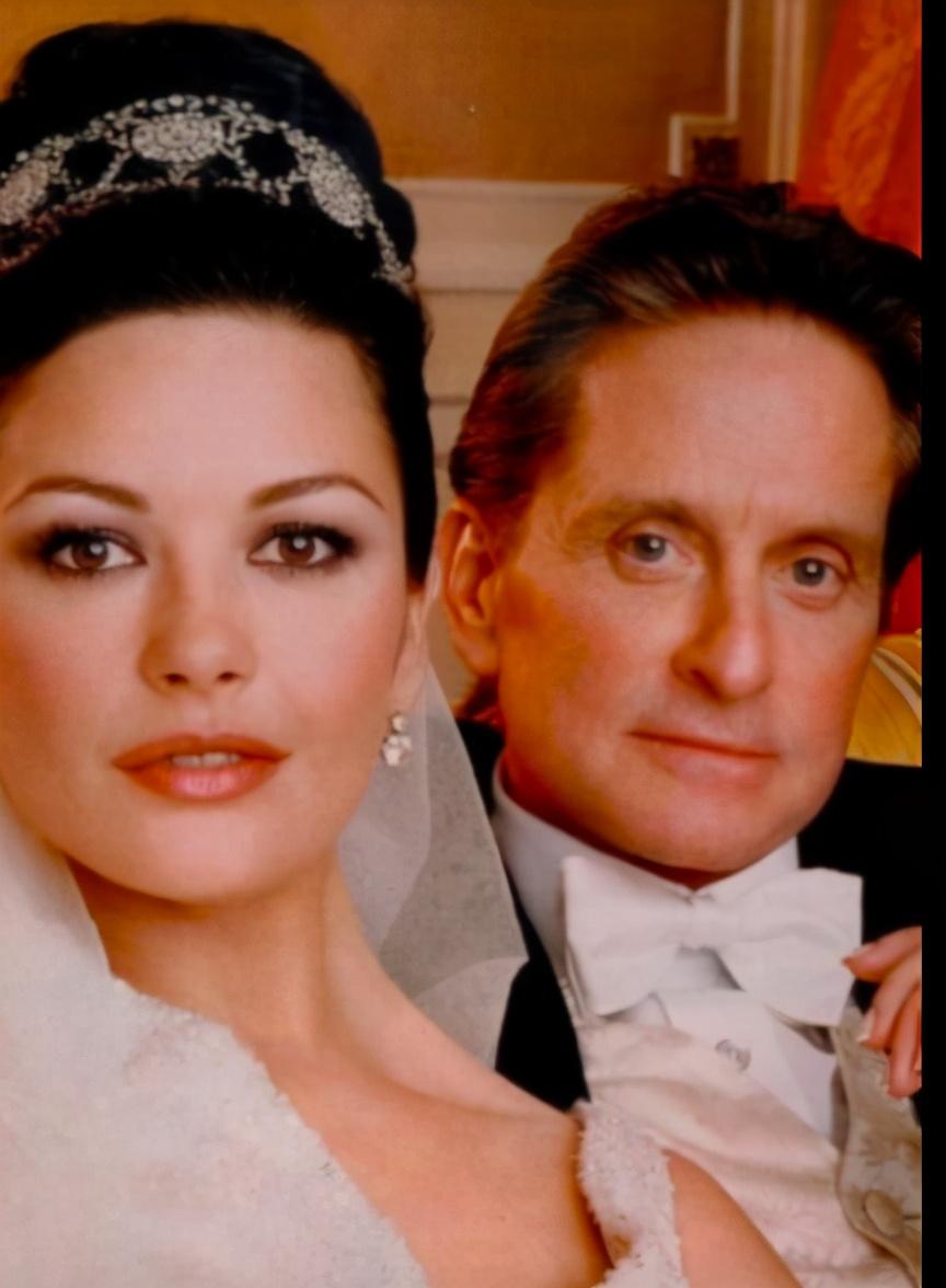 泽塔琼斯庆祝结婚20年,76岁道格拉斯透露当年霸气追求细节