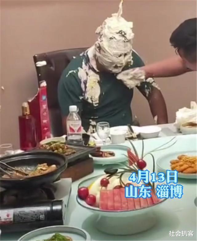 山東:一男子過生日臉上塗滿蛋糕,頭上還有個煙花直冒火