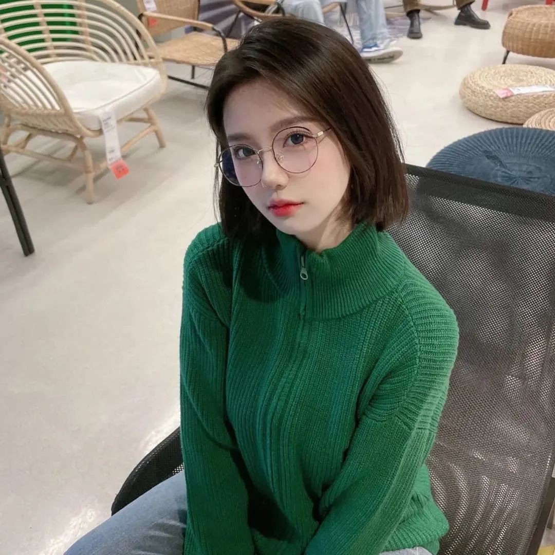 美女网红,戴眼镜和不戴眼镜两个版本,你更喜欢哪一种?