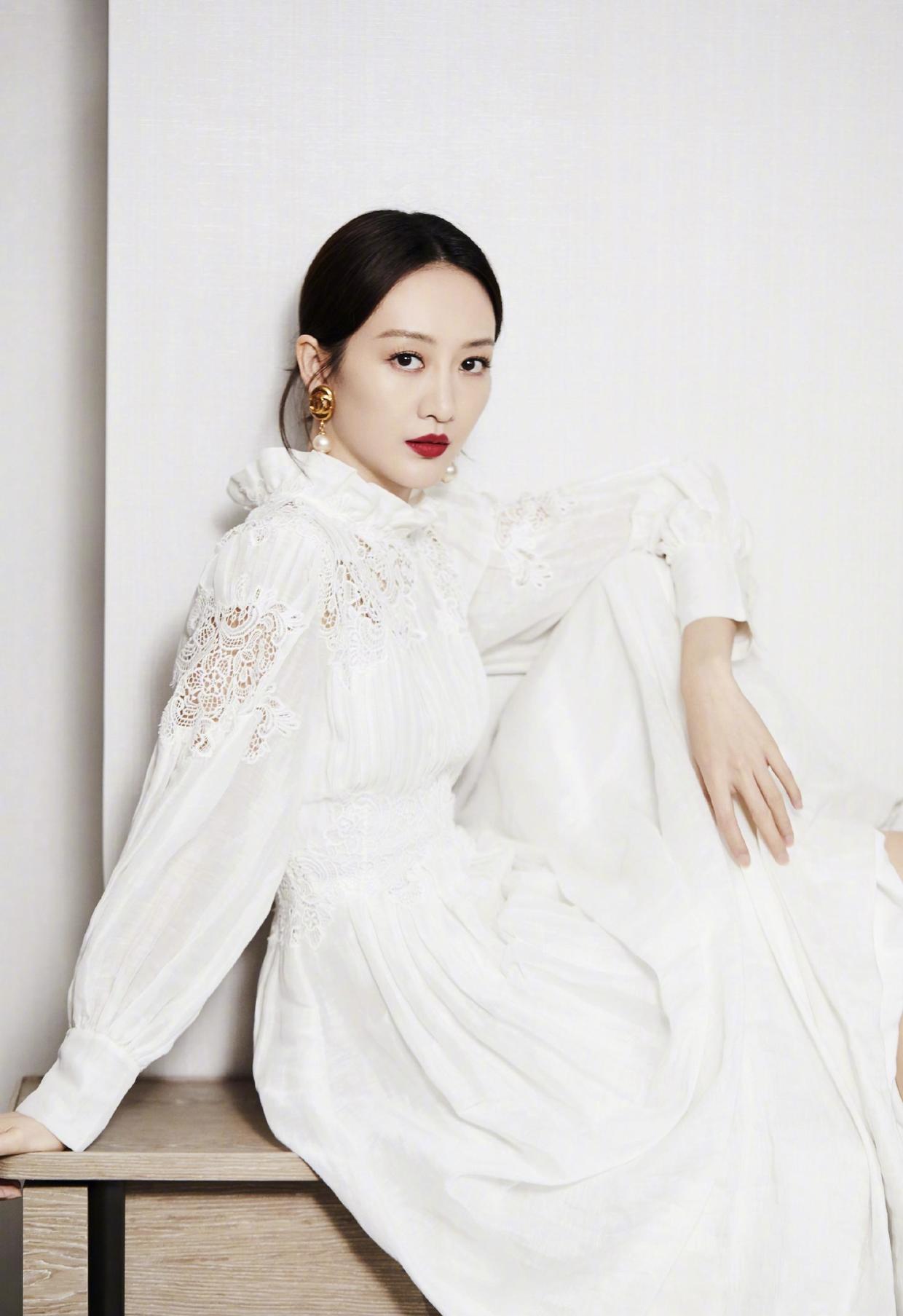 王鸥真"放得开",穿蕾丝白裙大玩纯欲风,这腿小姑娘都羡慕