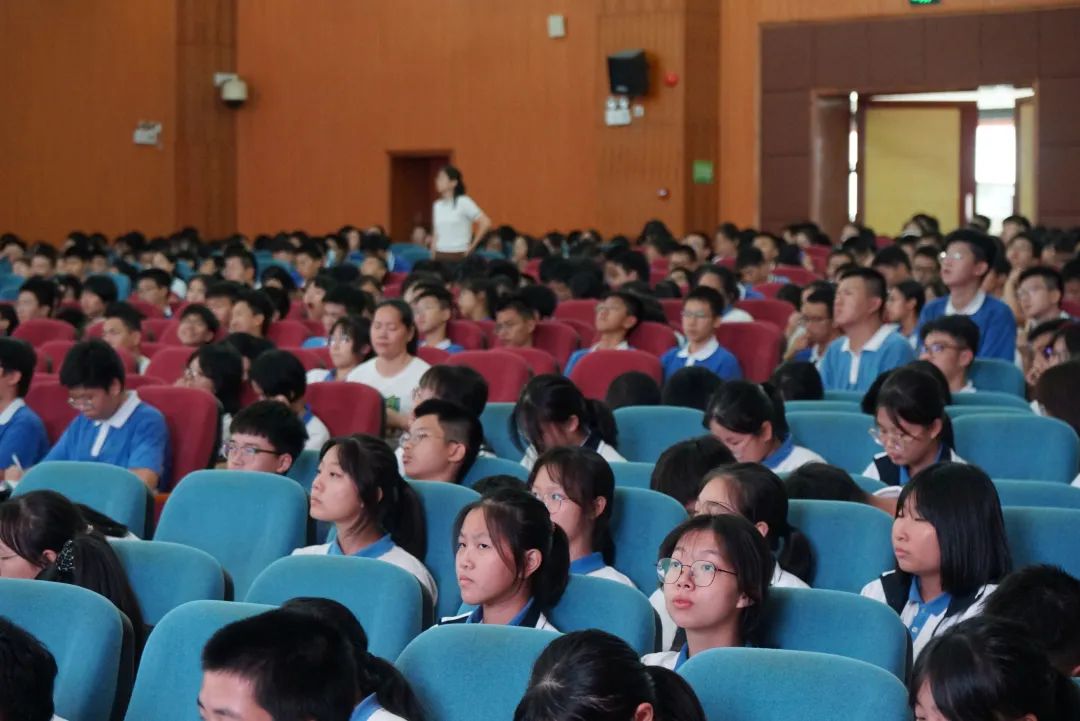 我为群众办实事 | 宝安区检察院检察官应邀到西乡中学开展民法典宣讲