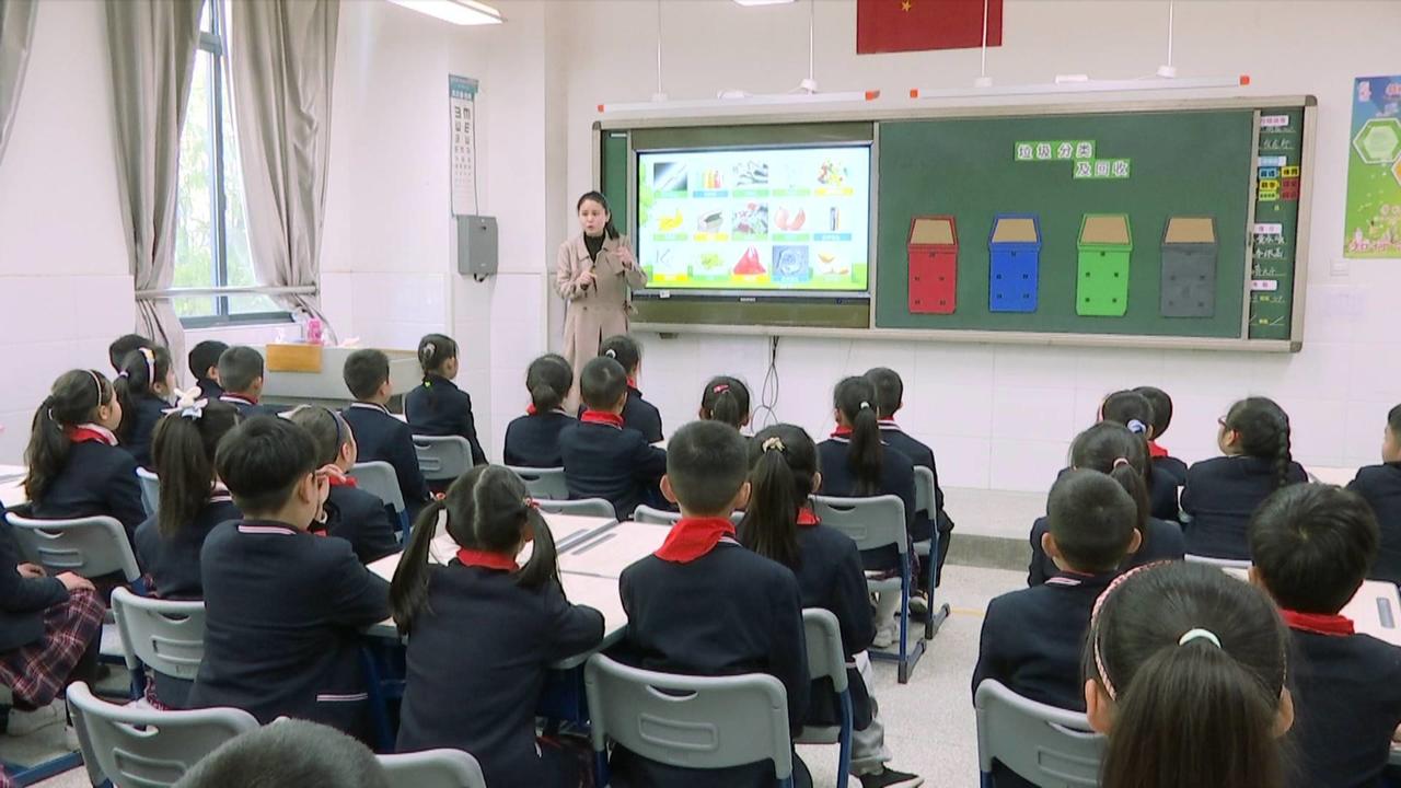 武汉江岸区育才可立小学,以多种形式,开展垃圾分类教育