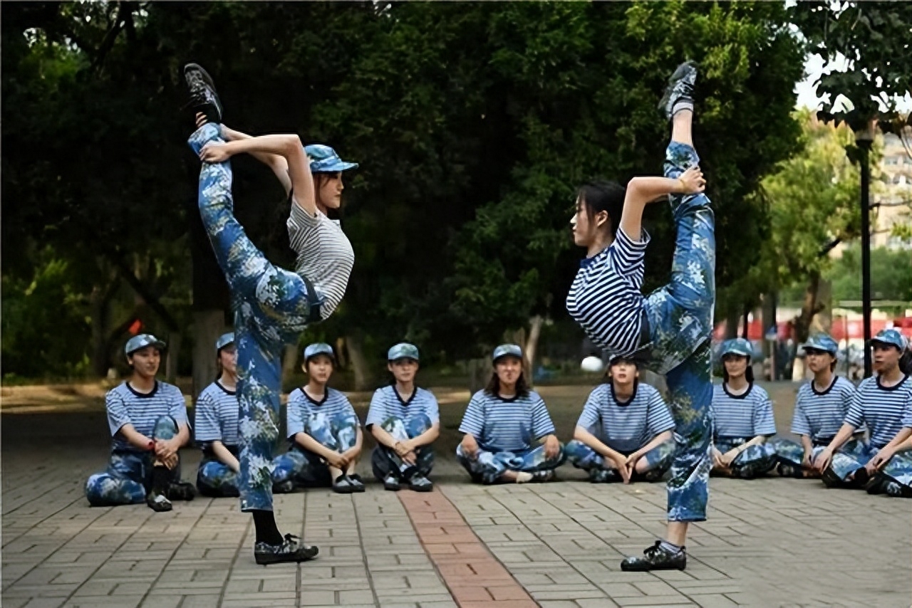 军训女生深蹲图片