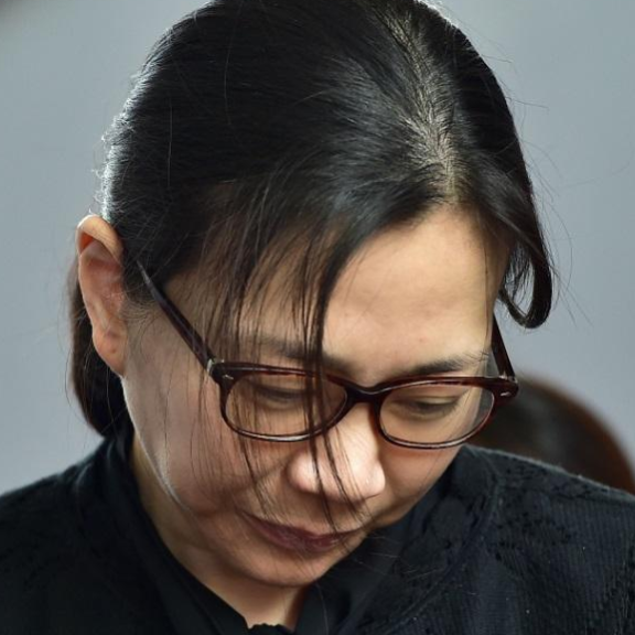 "恶魔千金"赵显娥:虐待佣人,家暴丈夫,因一颗坚果逼停飞机