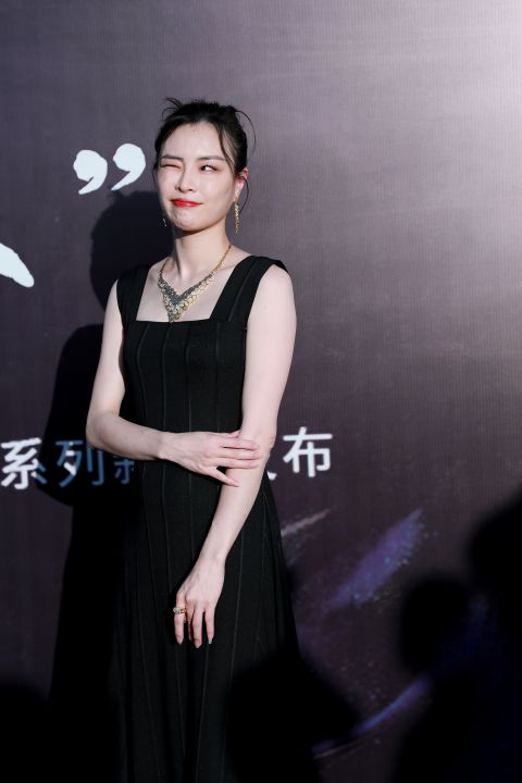 吴敏霞挺孕肚亮相活动  肤白貌美不失酷飒