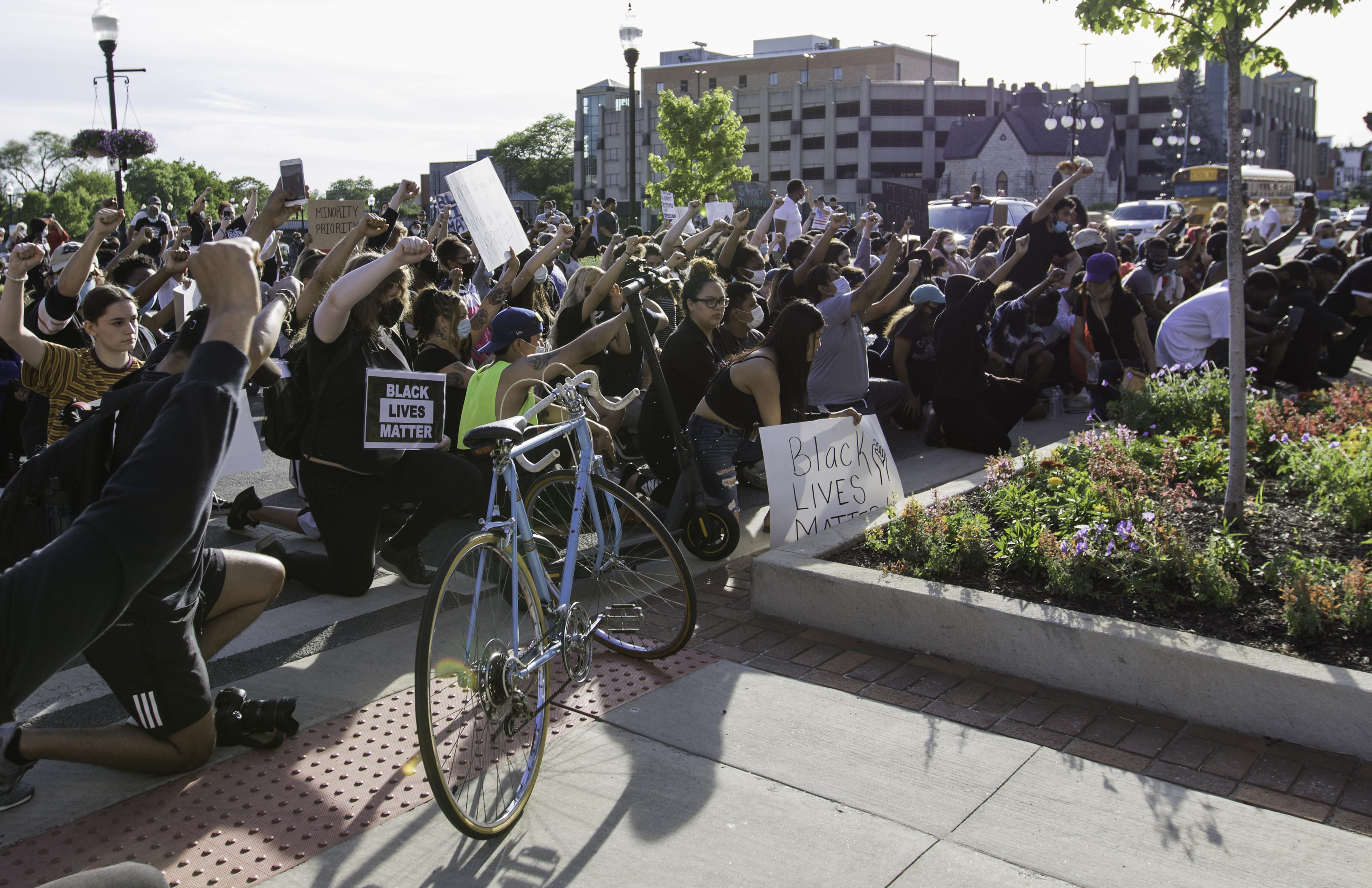抗议美国警察暴力执法 芝加哥民众游行示威