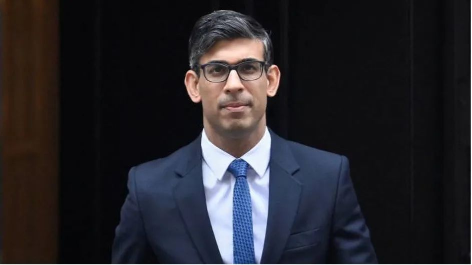 英国副首相辞职!卡米拉儿子正式开战哈里王子