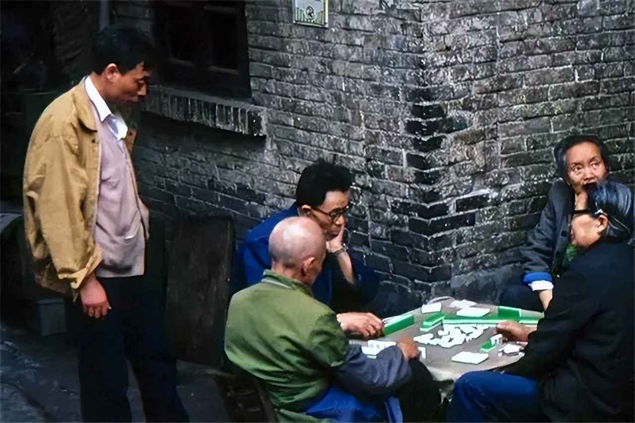 重庆麻将馆个个座无虚席,一堆人天天打牌,他们靠什么谋生的?