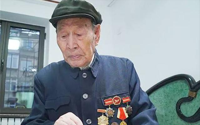 2021年,山東93歲老漢觀看長津湖,散場時難掩激動:我就是伍千里