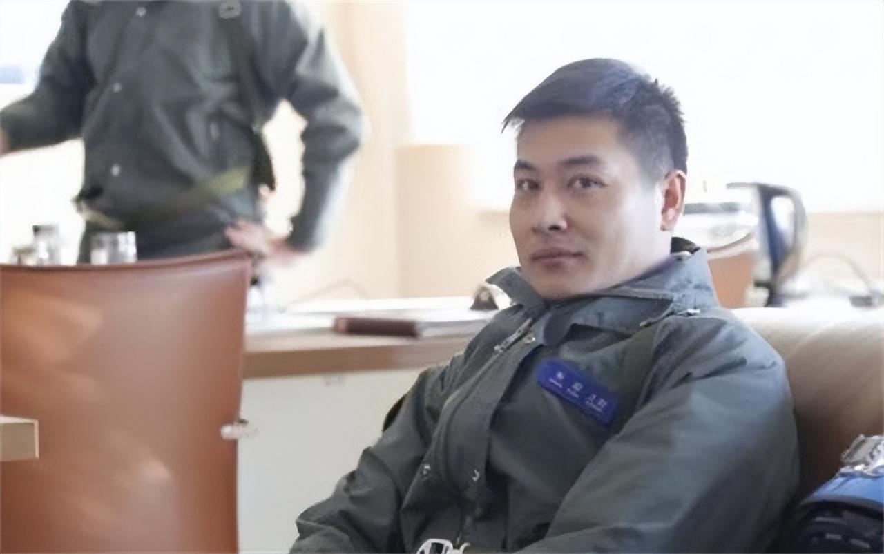 16年航母飞行员张超牺牲,女儿仅2岁,空姐妻子继承夫志应征入伍