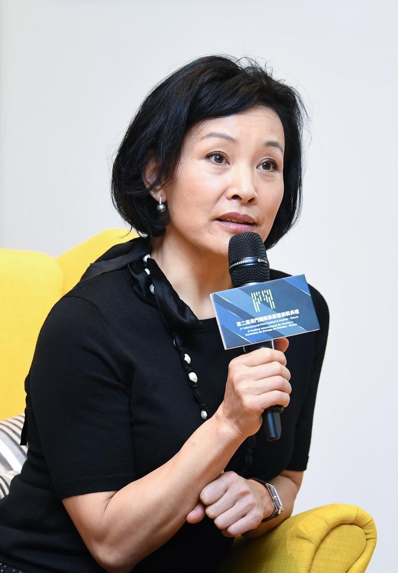 陈冲活成了中年人的骄傲,波波头配黑色上衣成熟优雅,简约大气