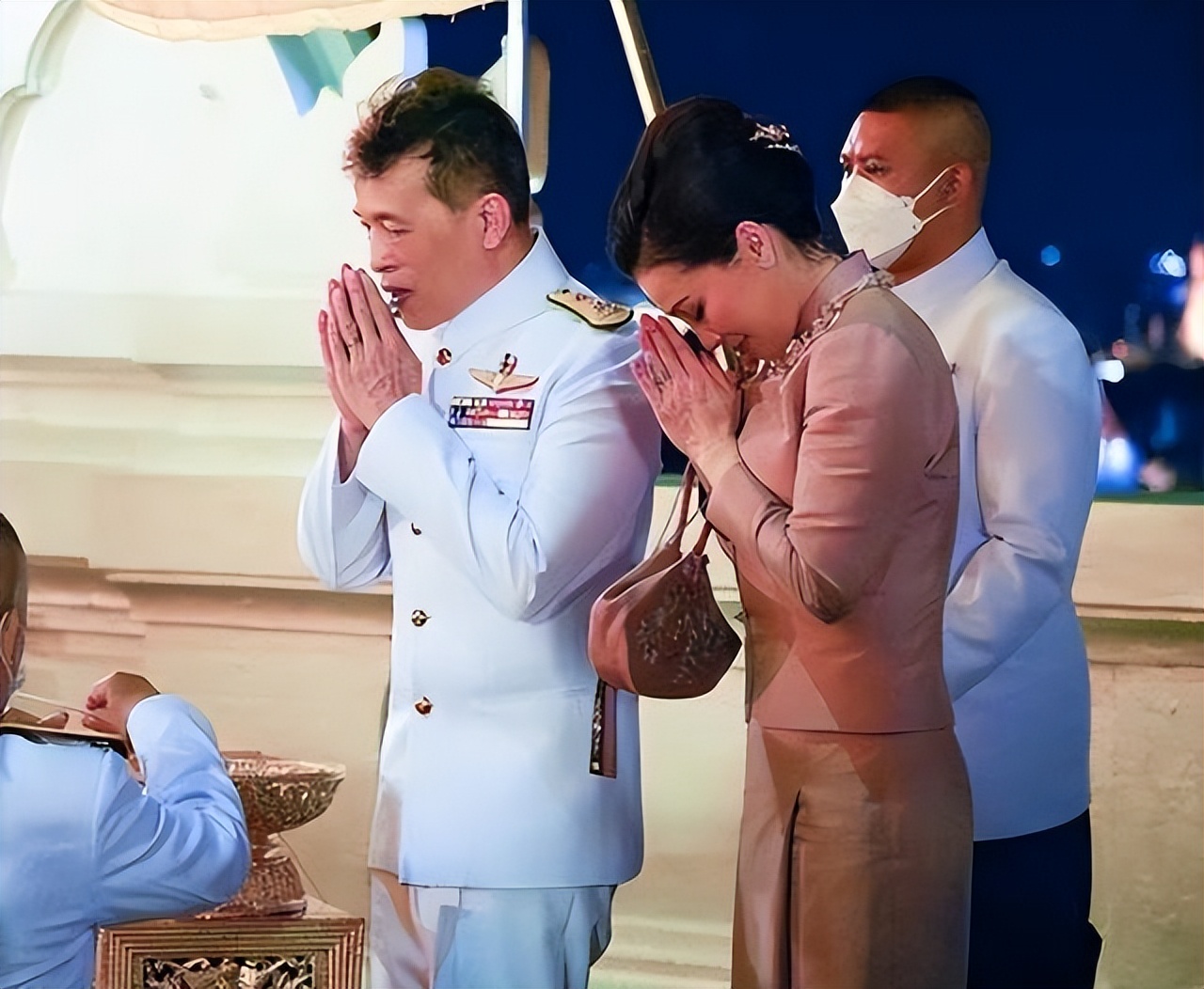 2014年,泰国王妃脱光衣服趴地上喂狗,遭到曝光后被迫当尼姑