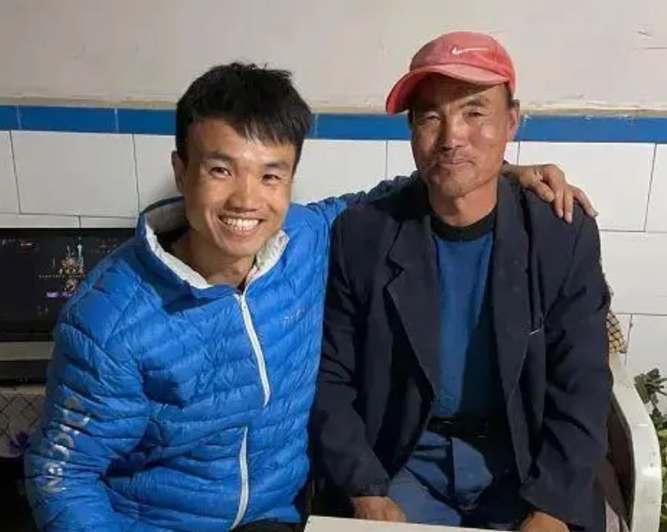 2021年,甘肃山地马拉松事故中,救了6人的牧羊人后来怎样了?