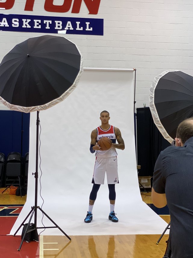 库兹马已抵达奇才训练基地,拍了定妆照,他新赛季改穿33号!