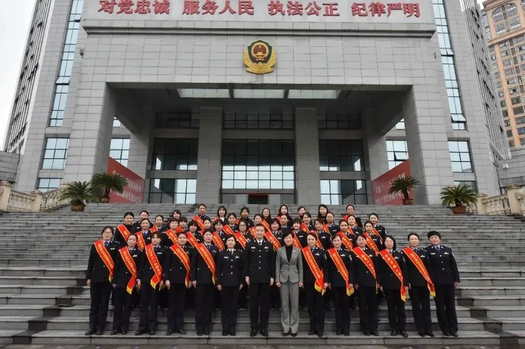 南充市公安局召开"三个十佳"表彰暨"三八"妇女节座谈会