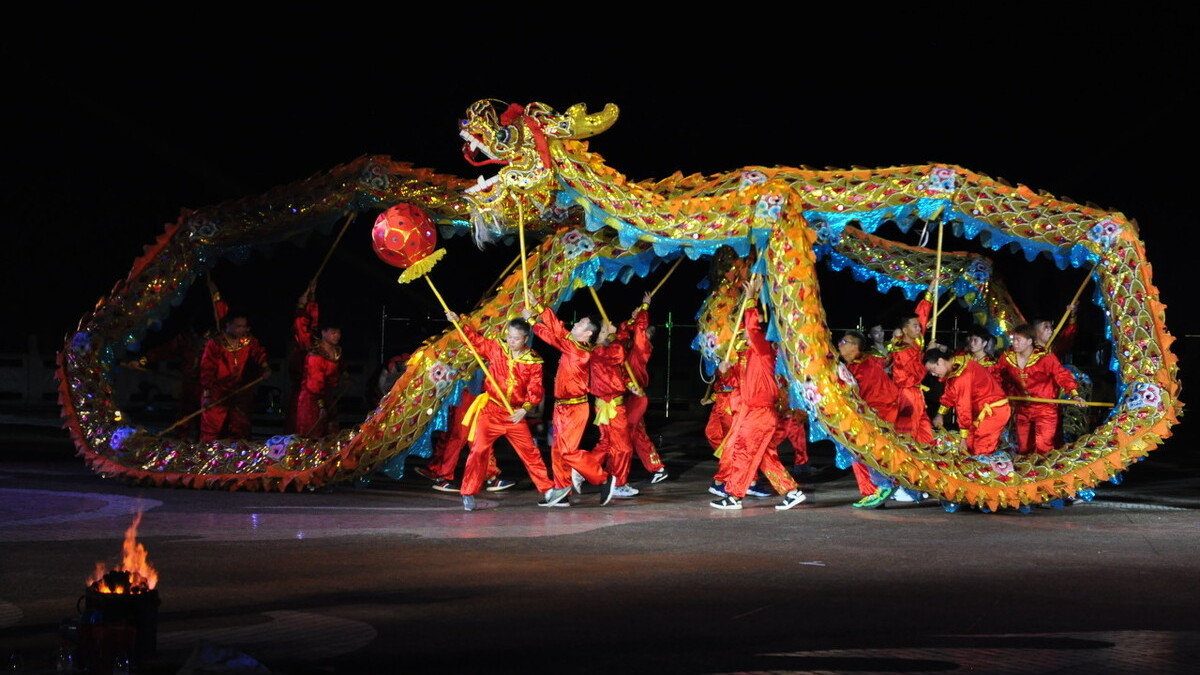"铜梁火龙"展绝技,1600度火海中跳跃舞动,场面惊险又刺激