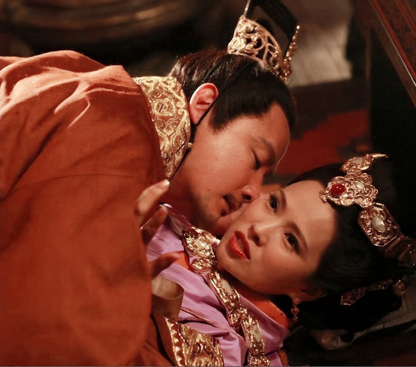 一女乱三曹曹丕从曹操手中抢了甄姬为何最后又将其处死