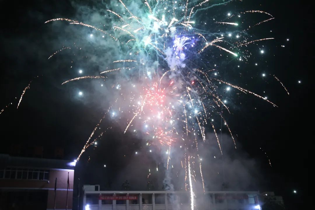 三年磨砺铸辉煌砥砺深耕启新程南充市李渡中学2023年高考总结大会