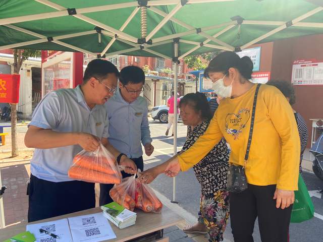 汝河路街道汝河小区社区组织开展"争创五星,助农惠民"公益活动