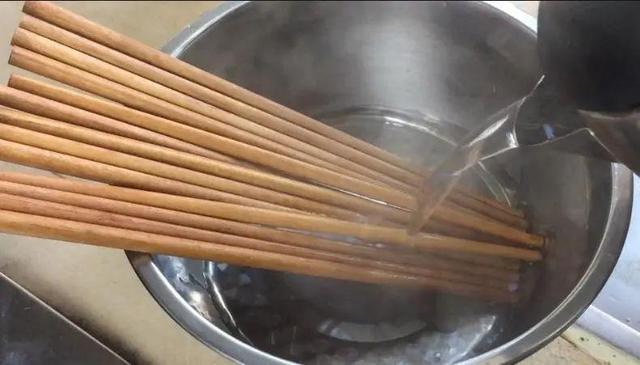 木筷子与不锈钢筷子哪种适合家用可别挑错了健康是首位