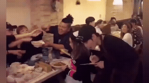 一支玫红色的口红就这样葬身在史莱姆手里,好心疼