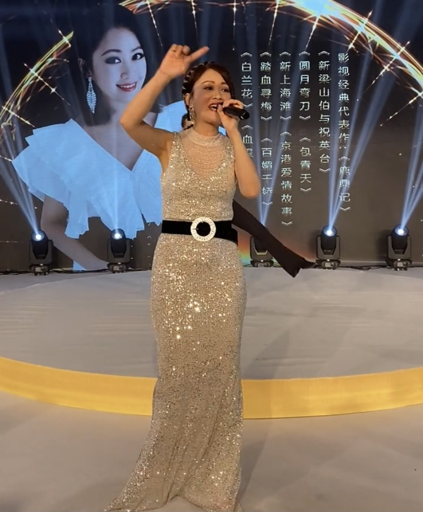 51岁梁小冰落魄商演捞金,亮片紧身裙似地摊货,身材走样膀大腰圆