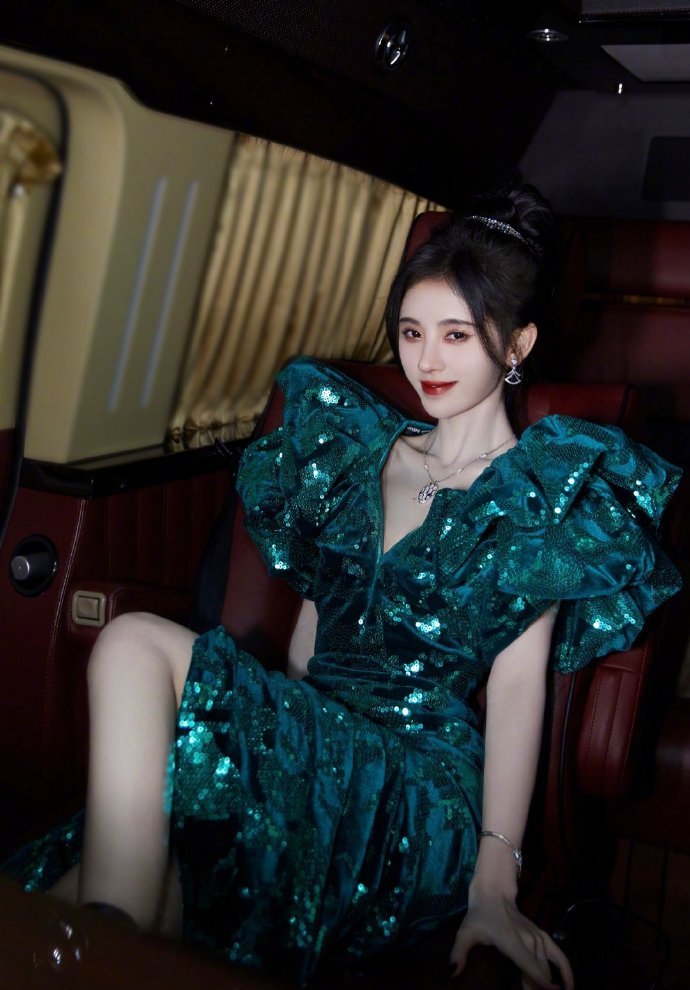 159女星鞠婧祎穿深v礼服裙,马蜂腰细得不真实,网友直呼不吃晚饭