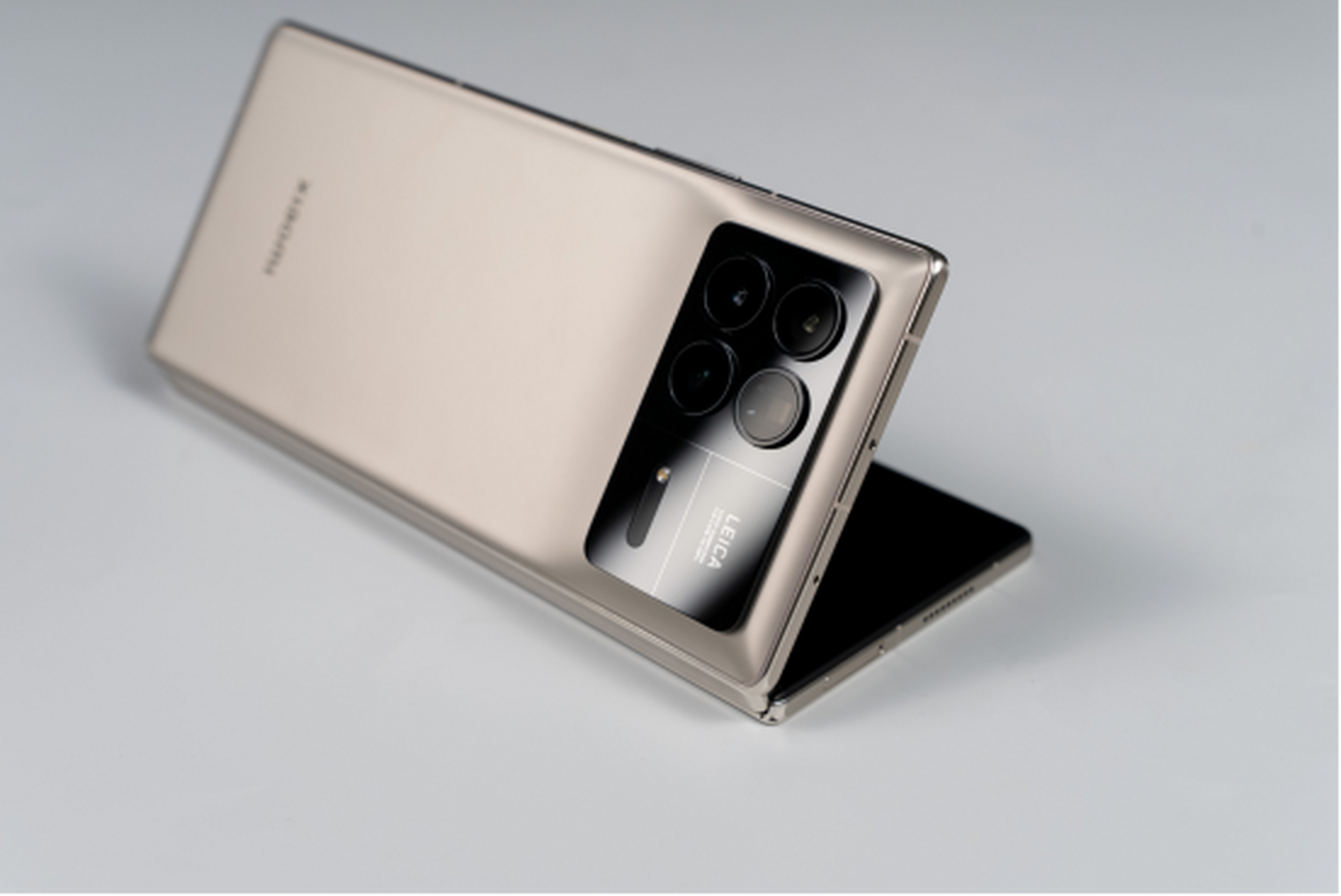 我们先来说说配置,小米mix fold 3搭载了一颗imx800主摄 一枚3.