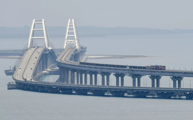 克里米亞大橋發生爆炸,鐵路軌道燃起大火,橋面崩塌掉入海中