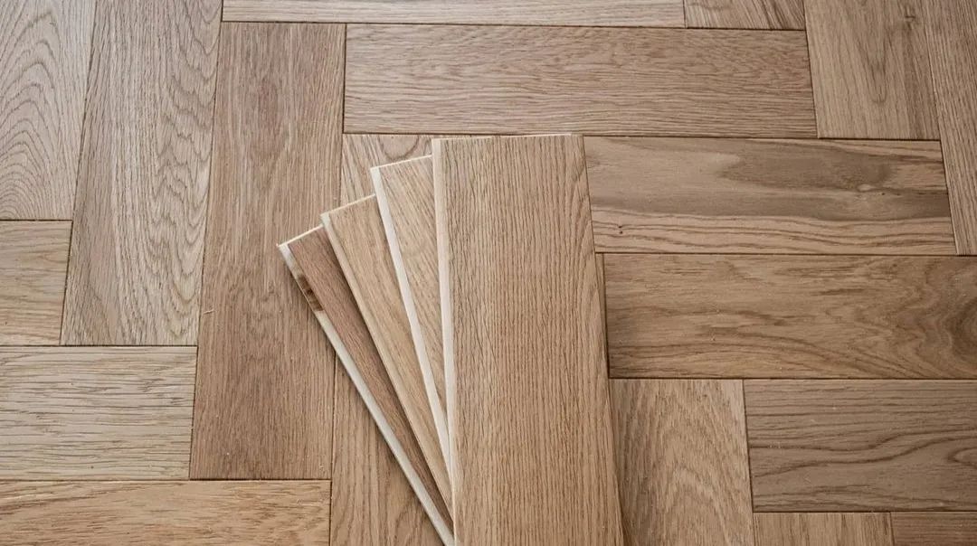 实木地板由 整块木板直接加工成的地板