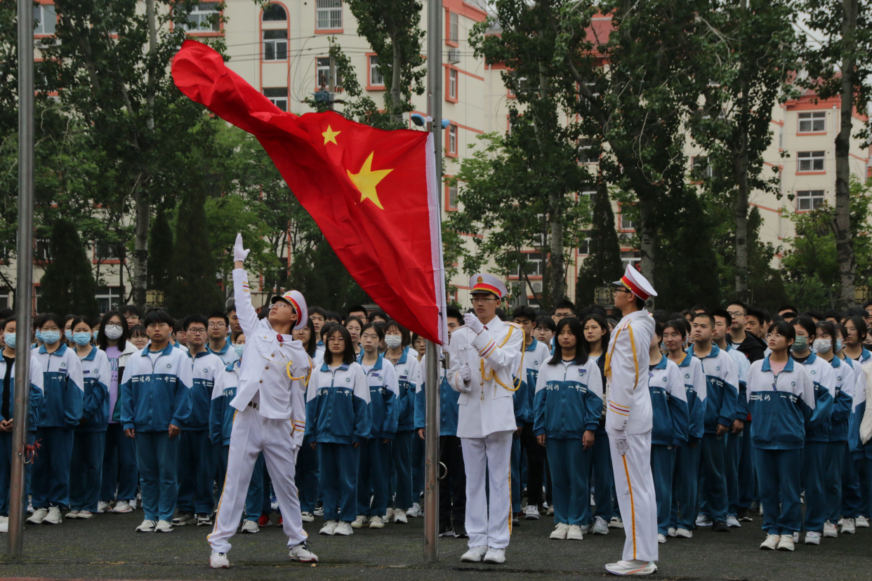 临沂一中校本部举行"传承礼仪之风,争做文明使者"主题升旗仪式