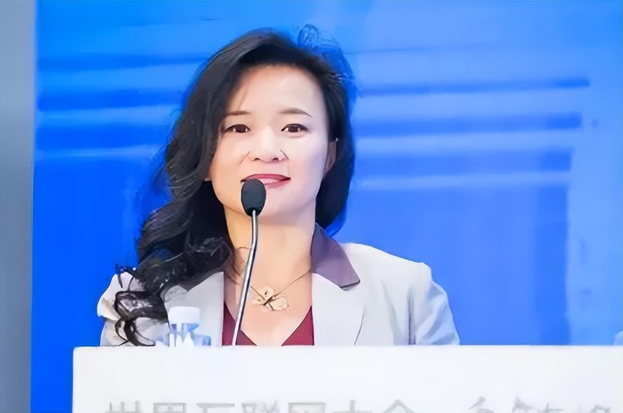 央视间谍主持人女成蕾经历(中央电视台现任台长是什么级别)