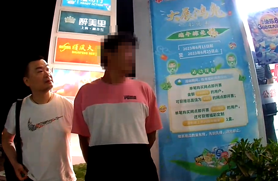 男子蹦极惨遭鳄鱼咬头_碰瓷男子惨遭粗心司机碾死视频_男子求暴富盗窃彩票2800多张