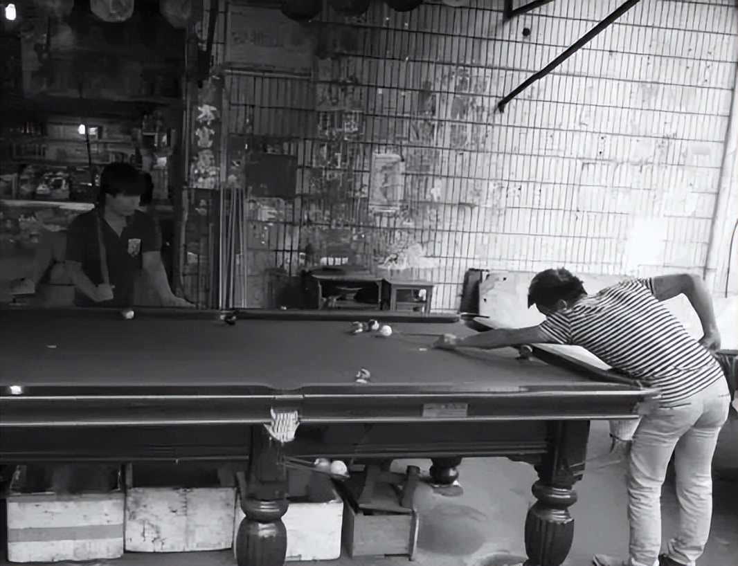 重庆小伙汪显东,卖白糕成亿万富翁,宠爱妻子17年却命丧对方之手