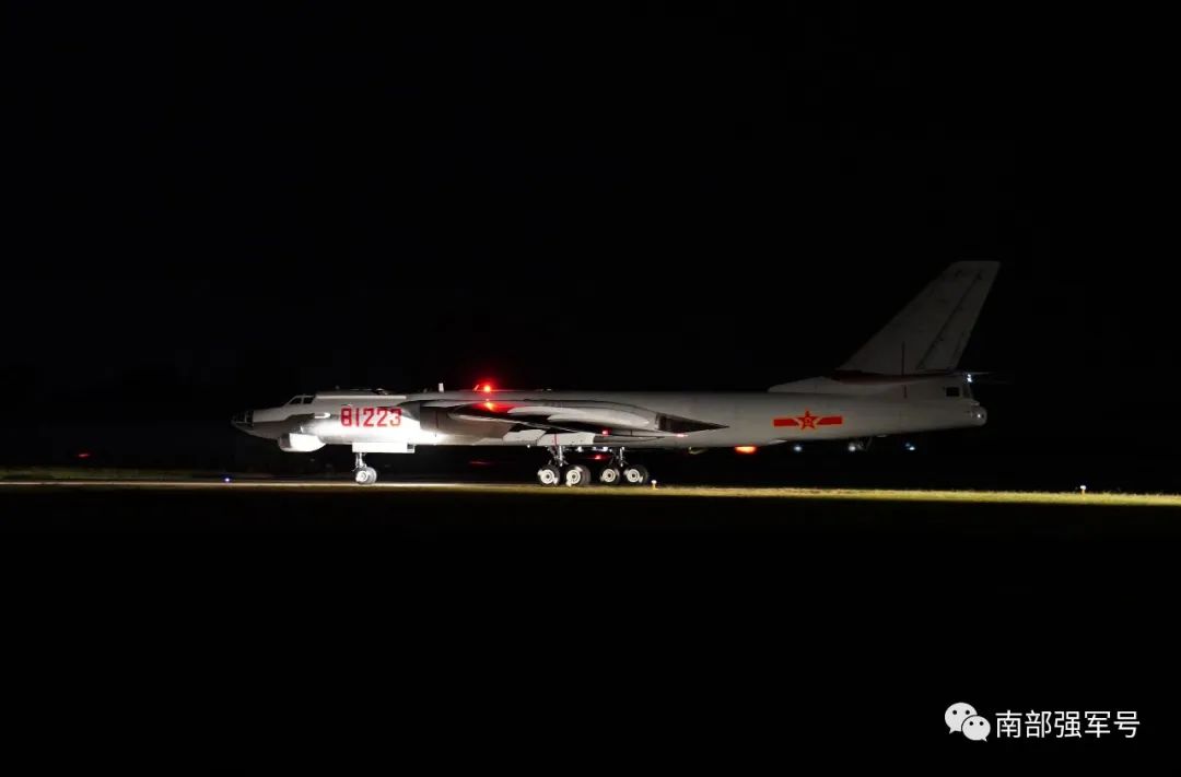 热点|接连多日！南部战区海军航空兵某轰炸机团开展昼夜间飞行训练