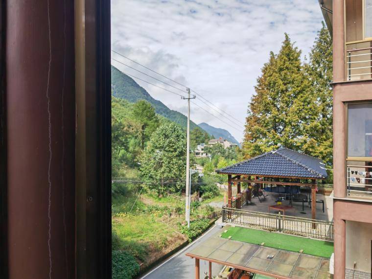 浙江湖州安吉董岭龙岭山庄农家乐,位于景区内,农家鲜笋可劲吃!