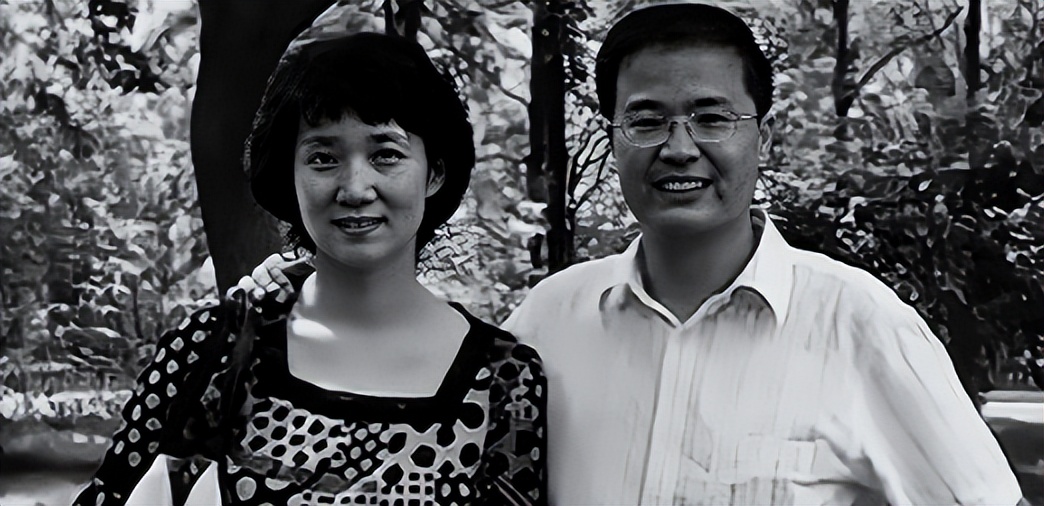 央视"首席女主播"李修平:42岁二婚嫁大10岁丈夫,至今无儿无女